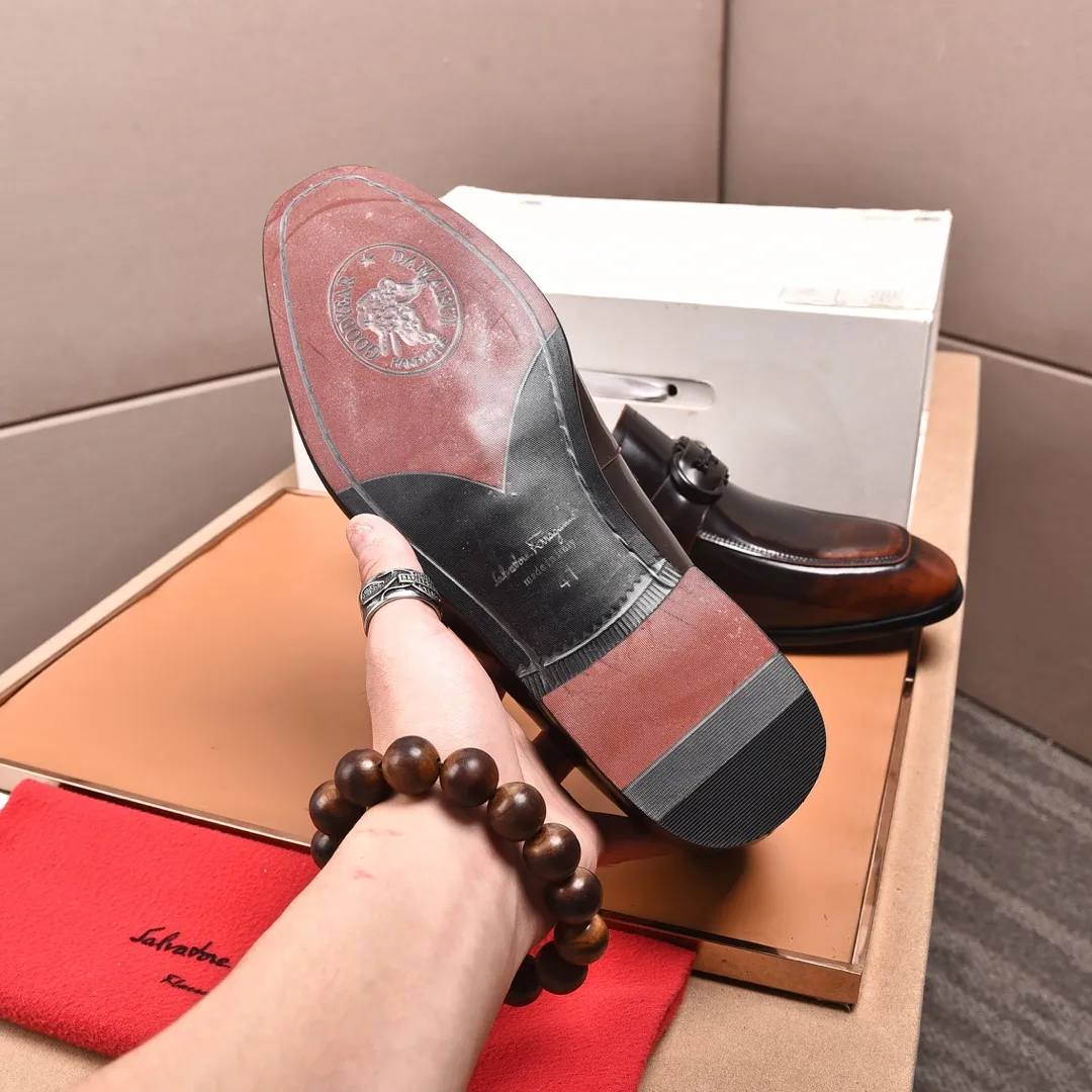 Men's shoes 💰540📛📛 (water-dyed cow lining) Salvatore Ferragamo high-end (Salvatore Ferragamo) is the world's top luxury footwear brand, coming from the fashion kingdom of Italy. It is famous all over the world for its traditional handmade design and novel styles... 🚶🏻🚶🏻New suit shoes are available simultaneously at the counter. This model is made of pure handmade imported Italian calfskin ➕soft water-dyed cowhide lining Original authentic outsole🌀🌀Size: 38➖44.